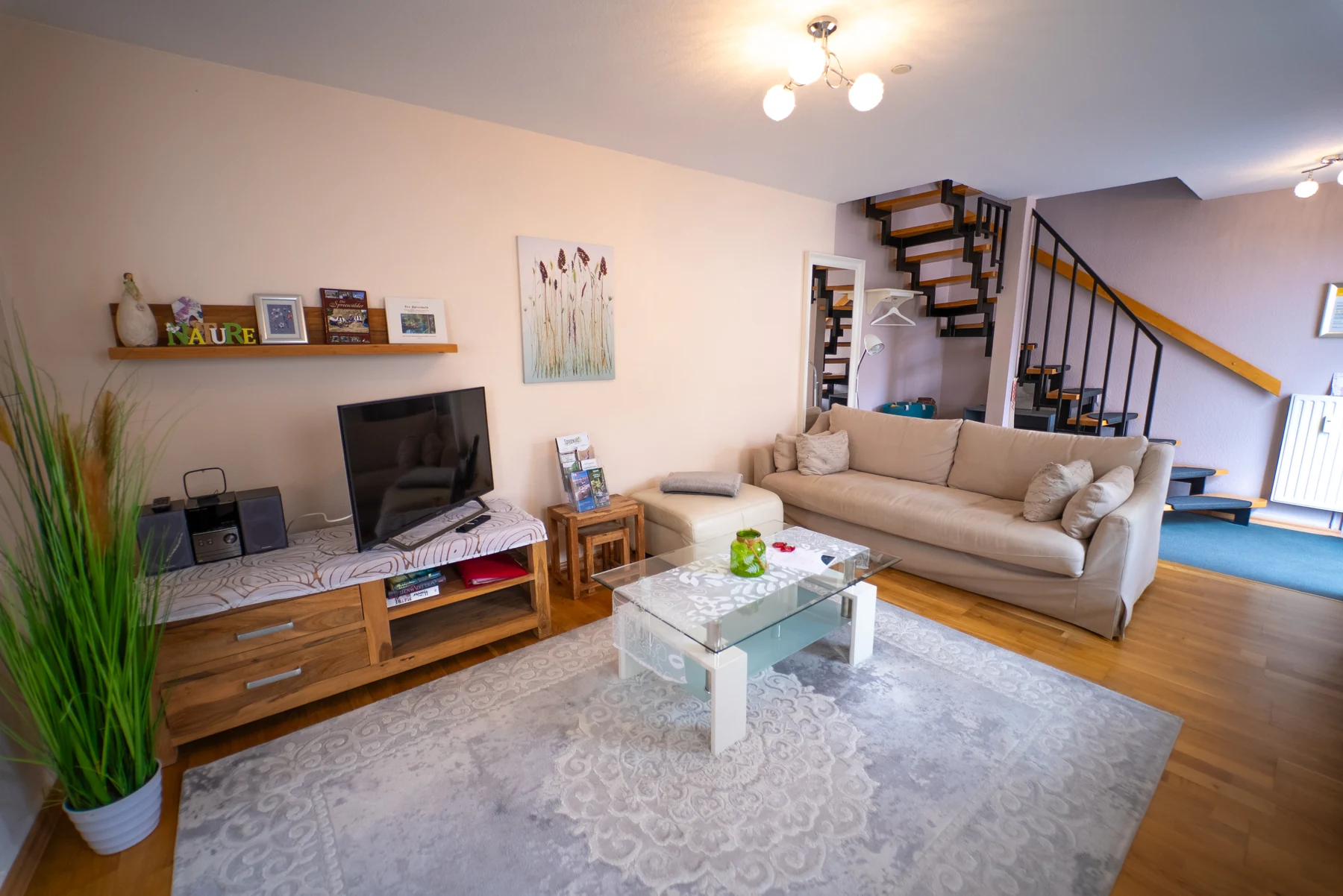 Heller Wohnbereich mit Sofa im Apartment Gundelrebe