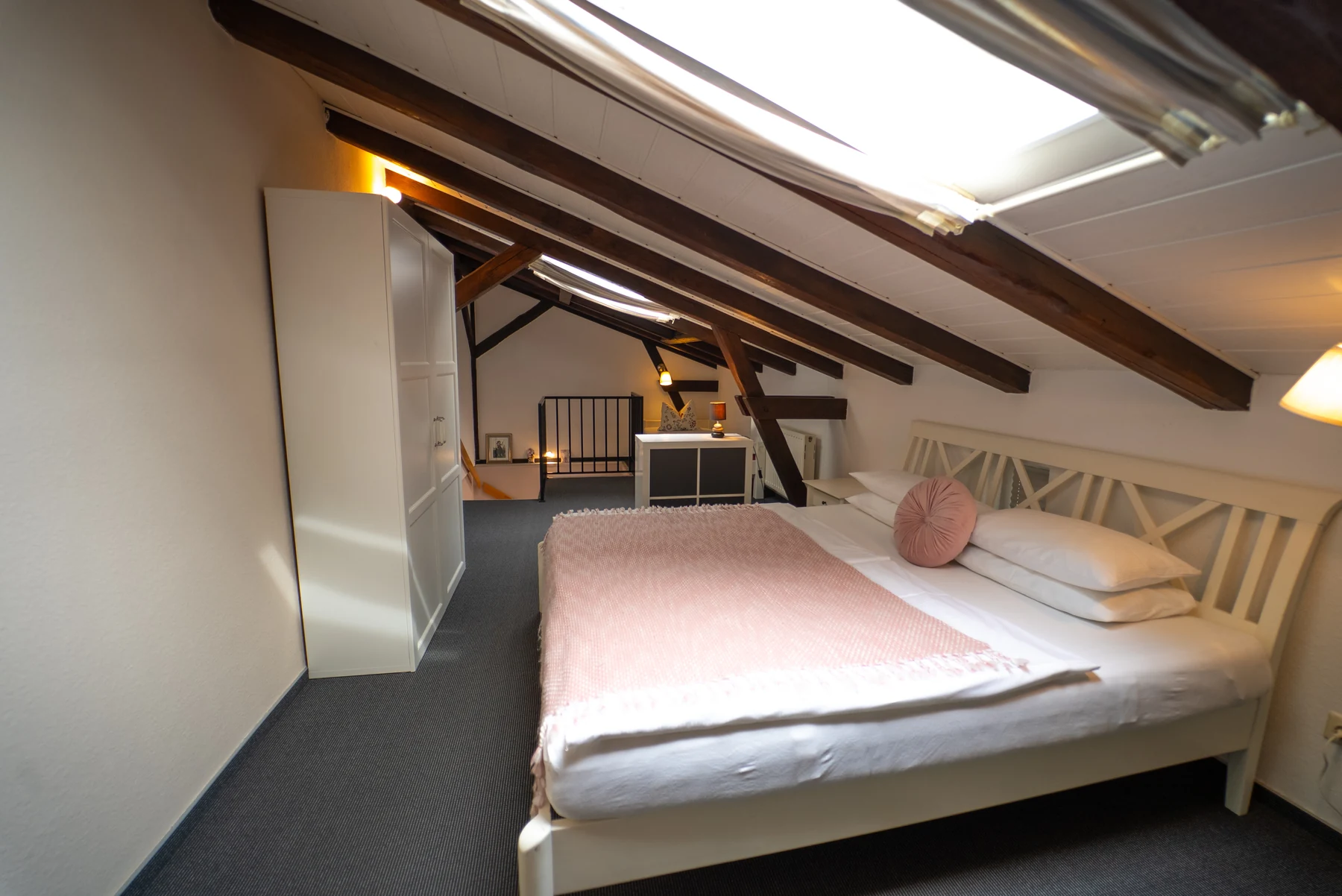 Schlafbereich mit Doppelbett im Apartment Gundelrebe
