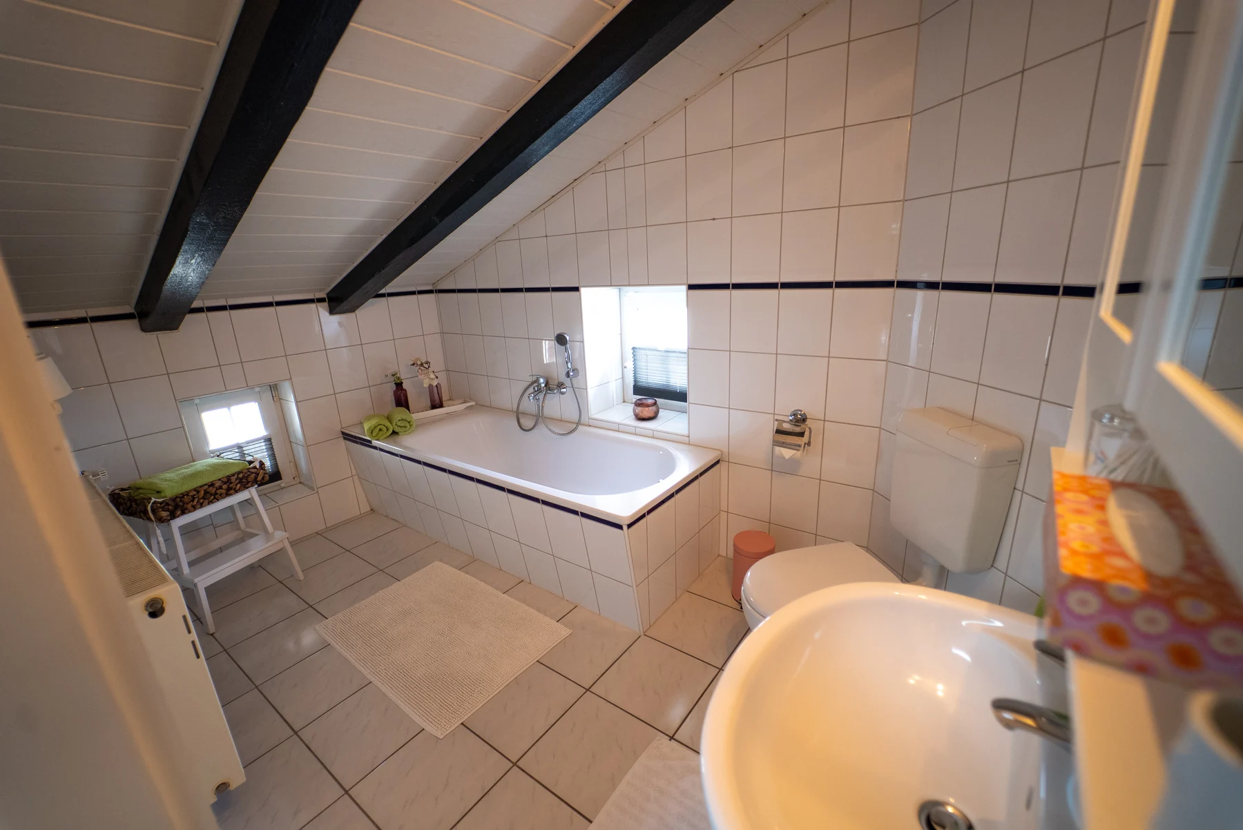 Badezimmer mit Badewanne im Apartment Gundelrebe