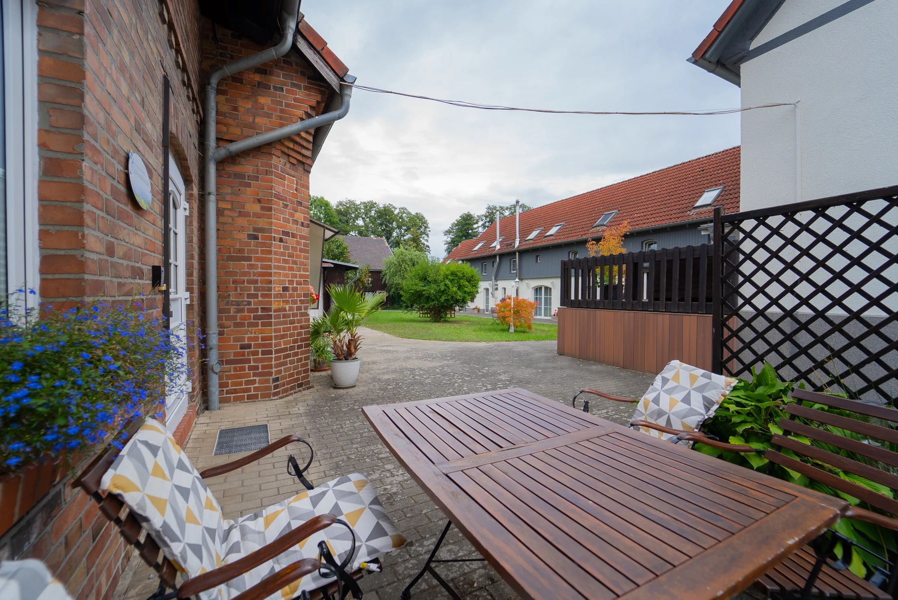 Eigener Sitzplatz im Hof im Apartment Gundelrebe