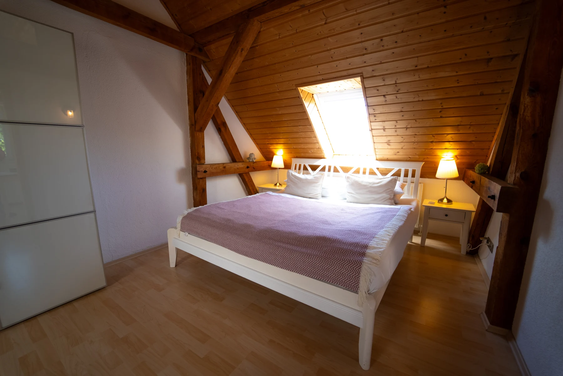 Schlafzimmer mit Doppelbett im Apartment Sonnentau