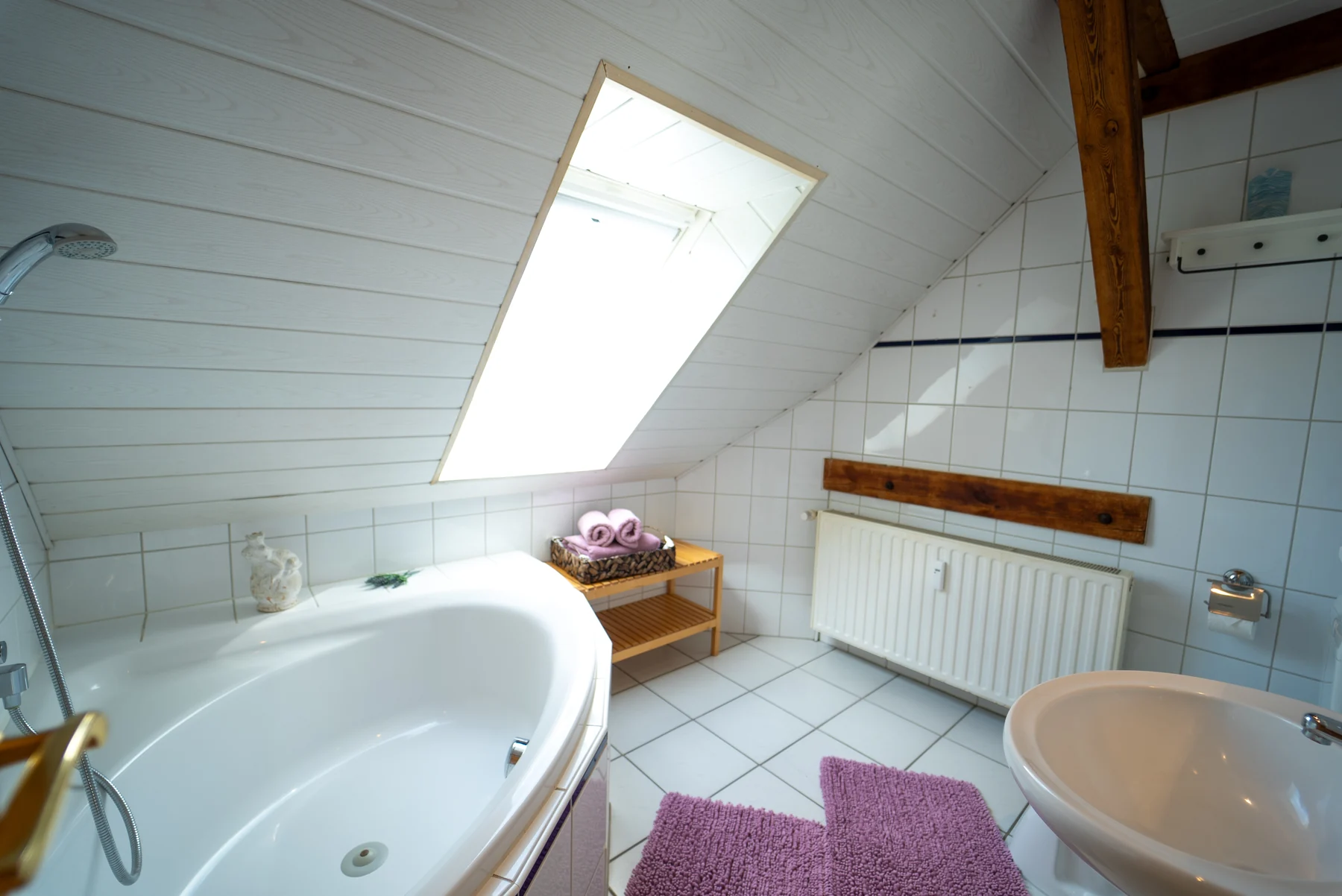 Badezimmer mit Badewanne im Apartment Sonnentau