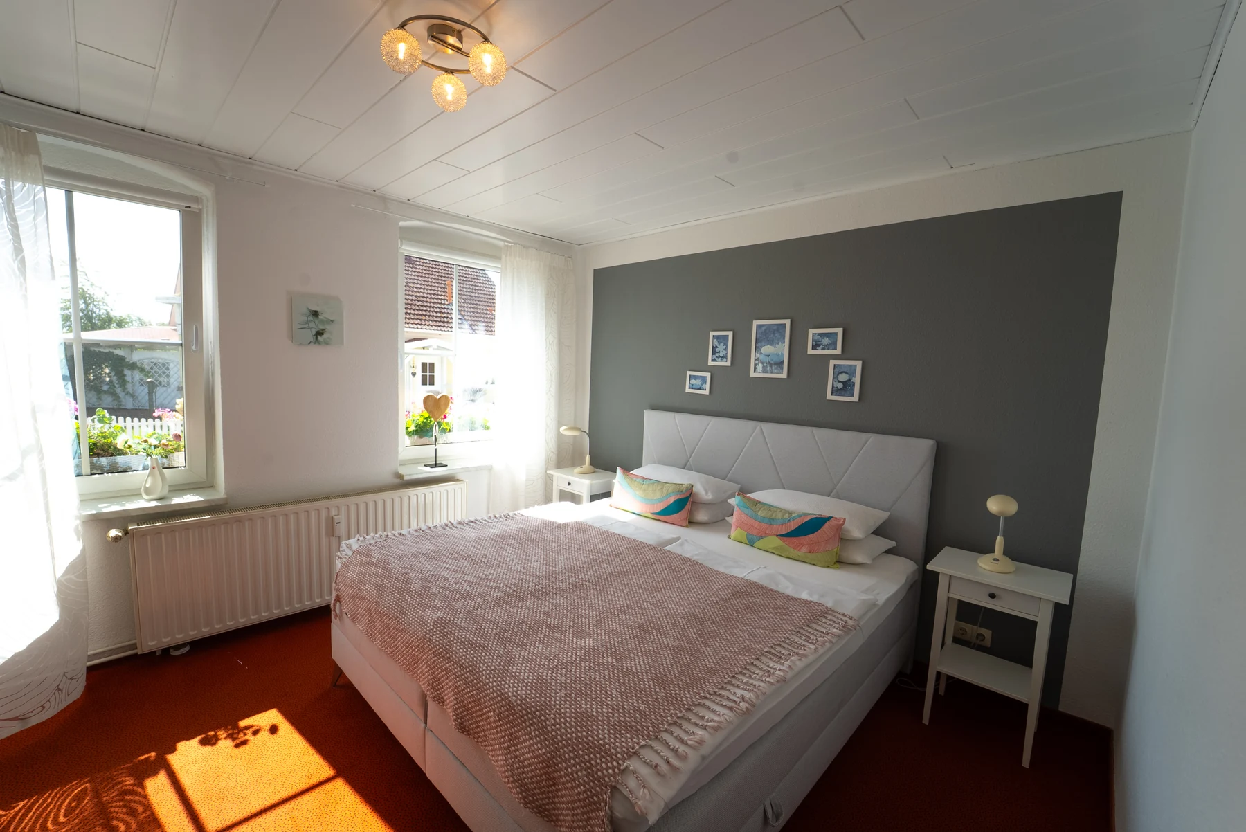 Sonniges Schlafzimmer mit Doppelbett im Apartment Storchenschnabel