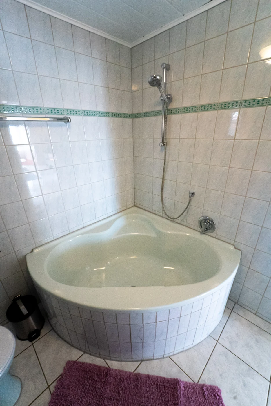 Badezimmer mit Eckbadewanne im Apartment Storchenschnabel