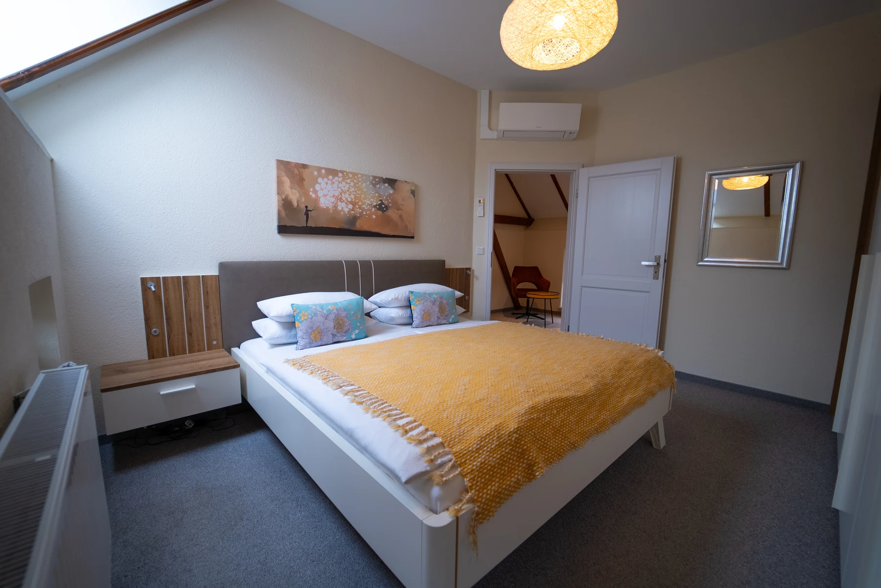 Erstes Schlafzimmer mit Doppelbett im Apartment Wasserlilie