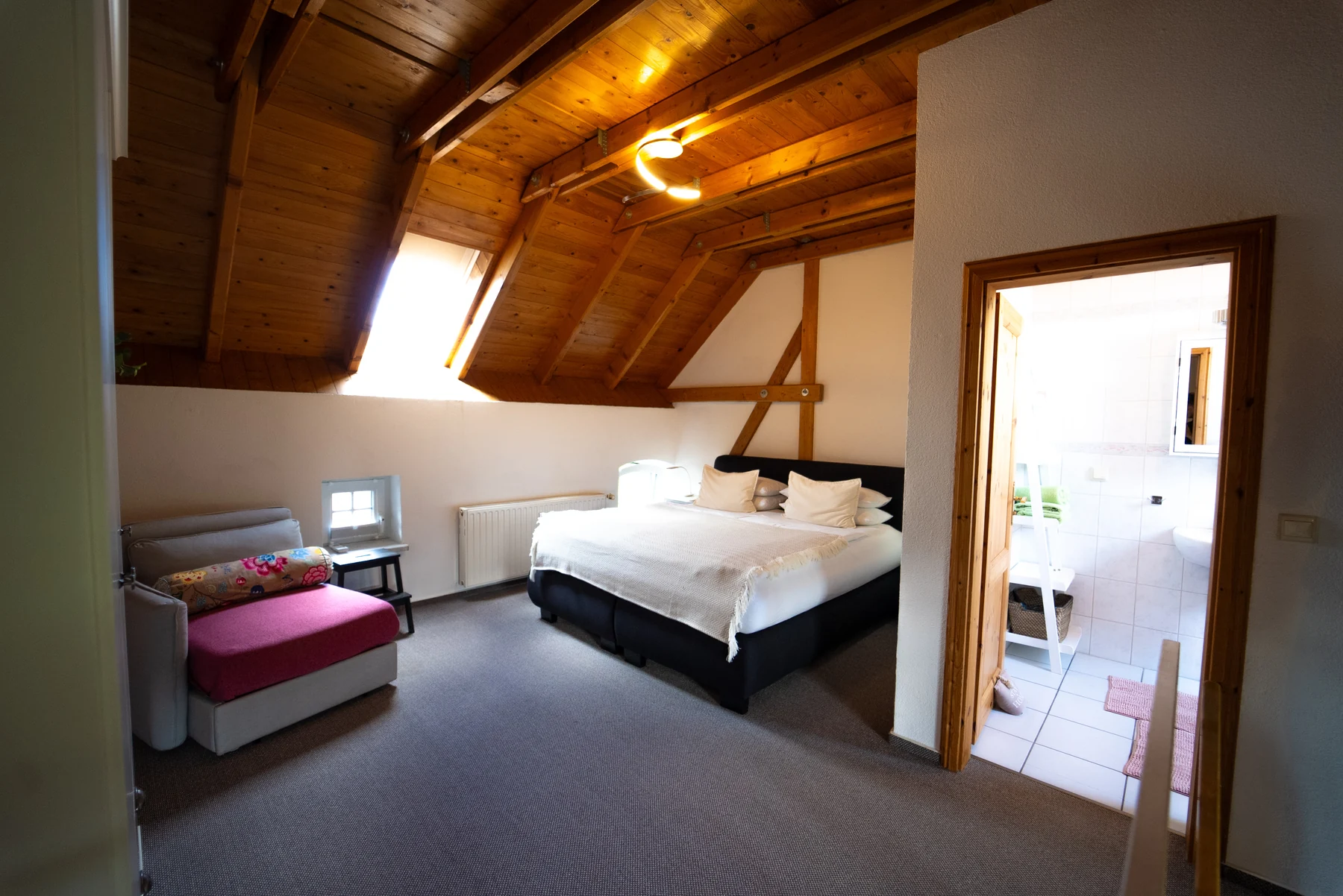 Schlafzimmer im Dachgeschoss im Apartment Wiesenblick