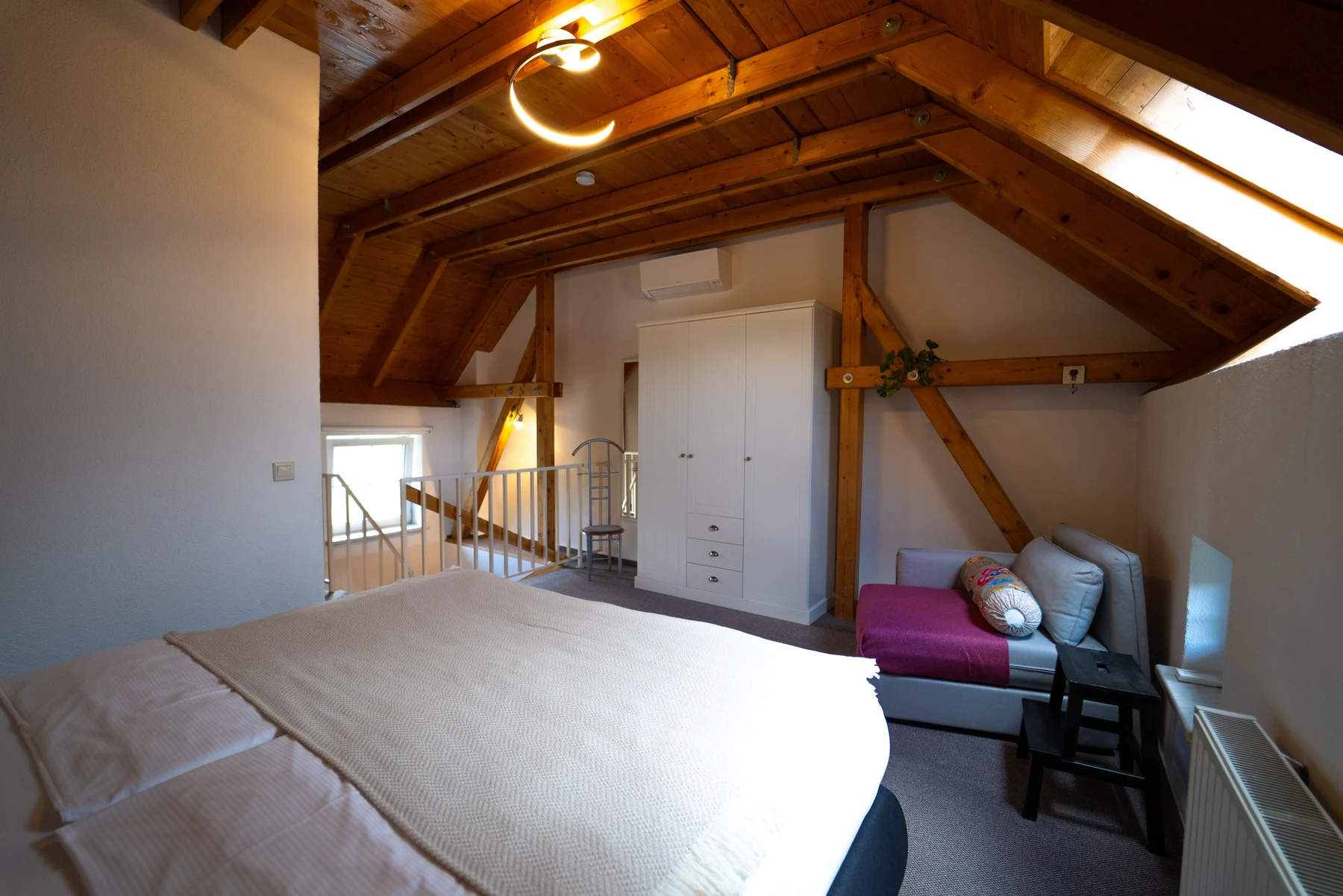Doppelbett und Zusatzbett im Apartment Wiesenblick