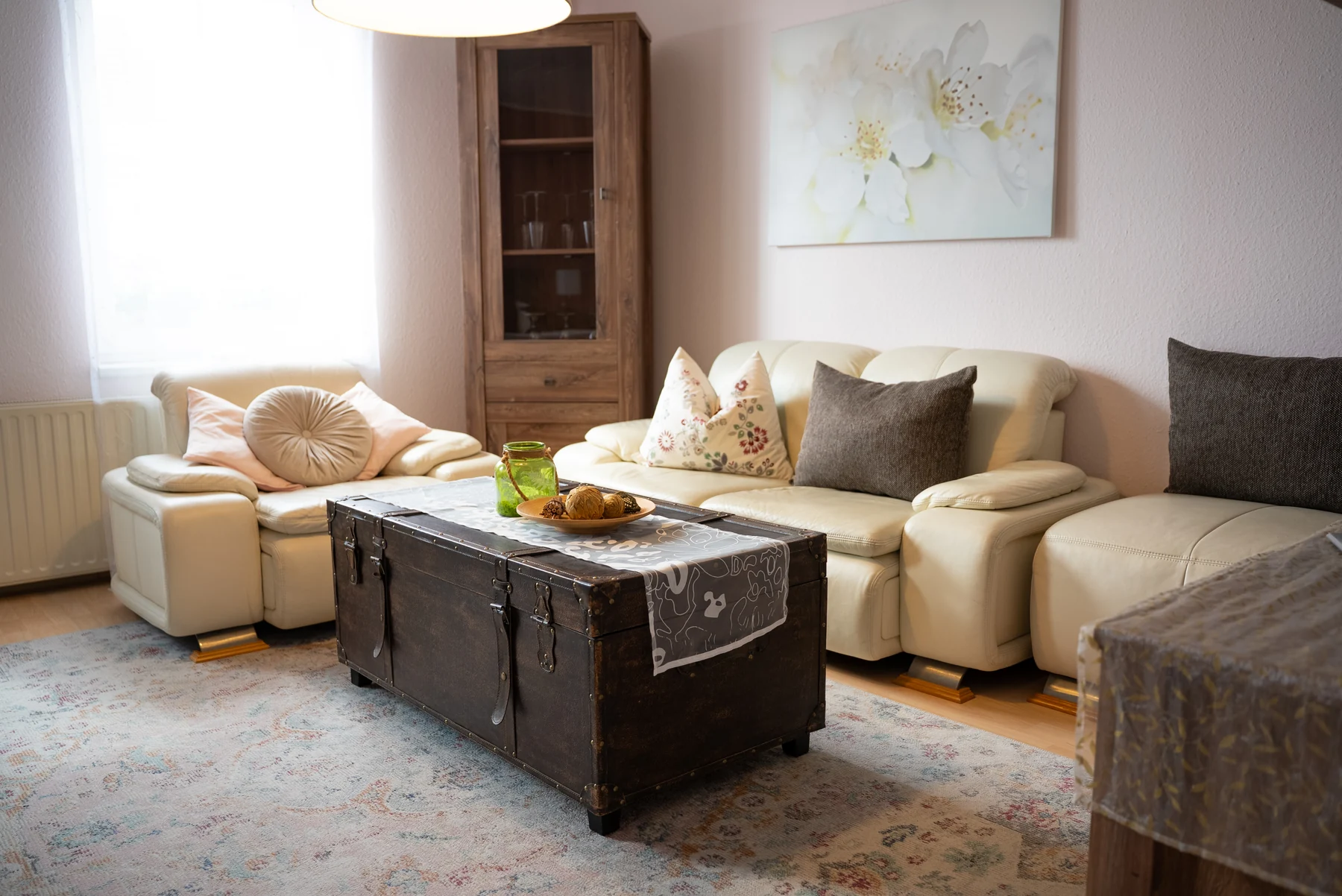 Heller Wohnbereich mit Sofas im Apartment Wiesenklee