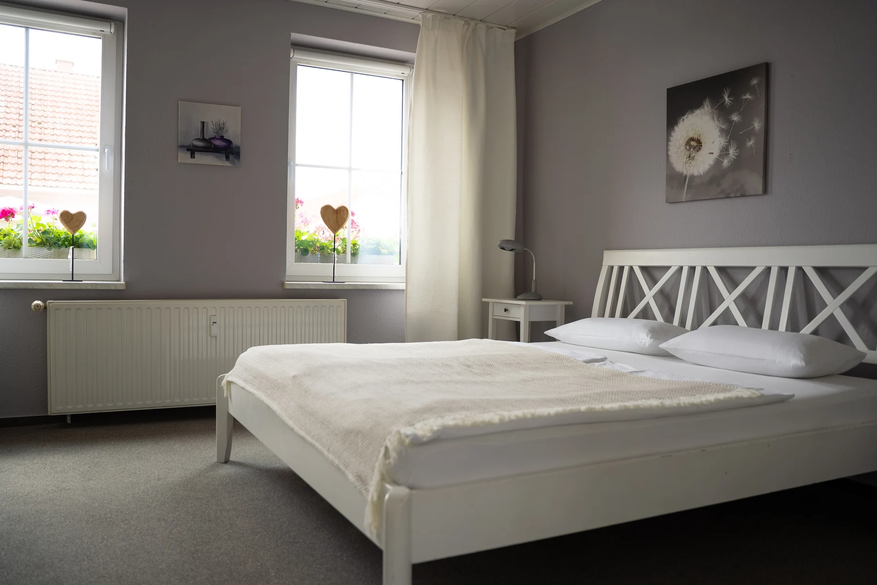 Schlafzimmer mit Doppelbett im Apartment Wiesenklee