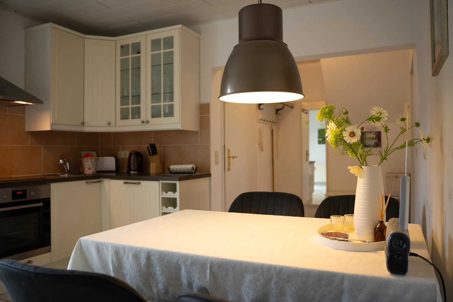 Küche und Esstisch im Apartment Wiesenklee